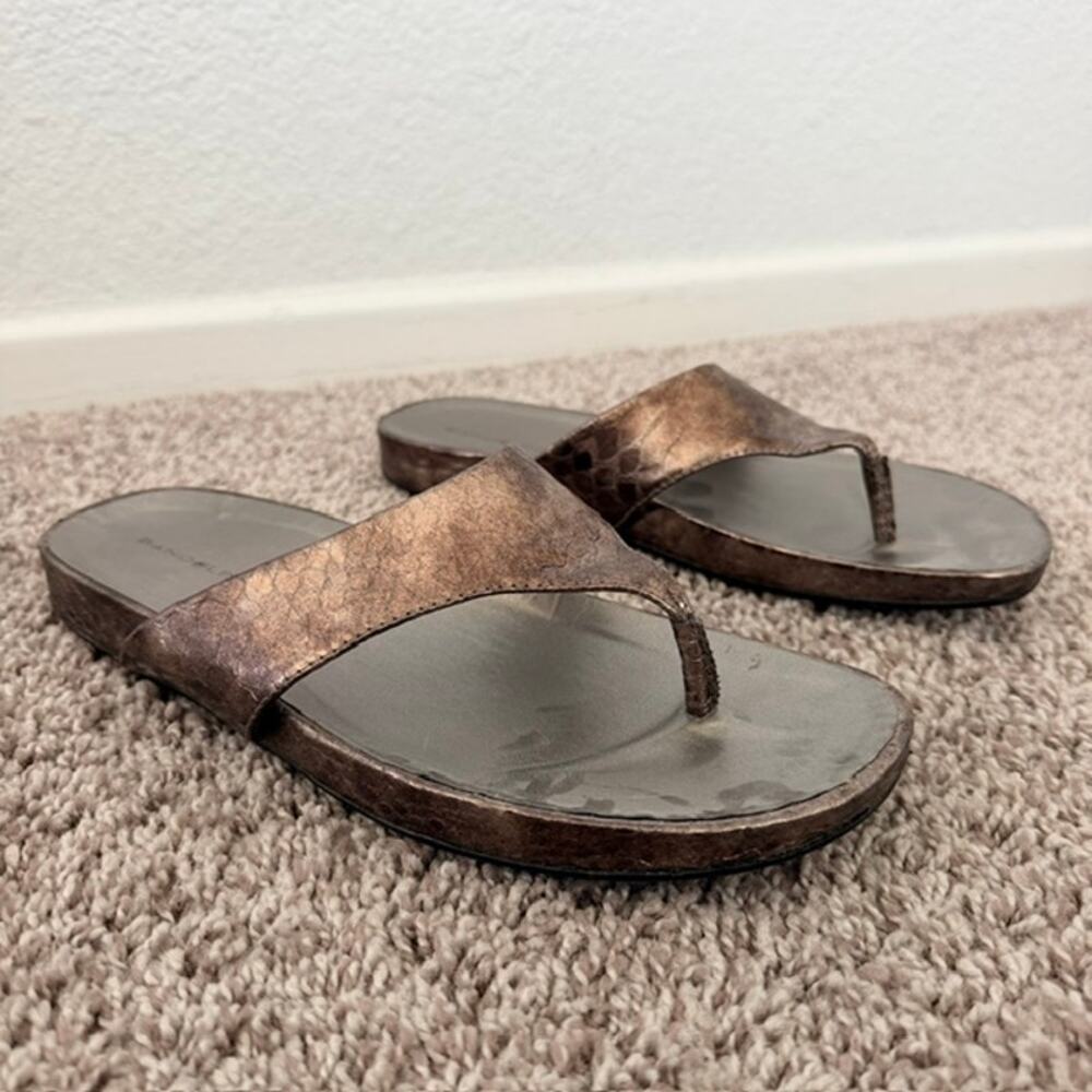 Bandolino Women's Sandals 8.5B Bronze Thongs Flip Flops Reptile Print .75 Heel - Picture 13 of 13